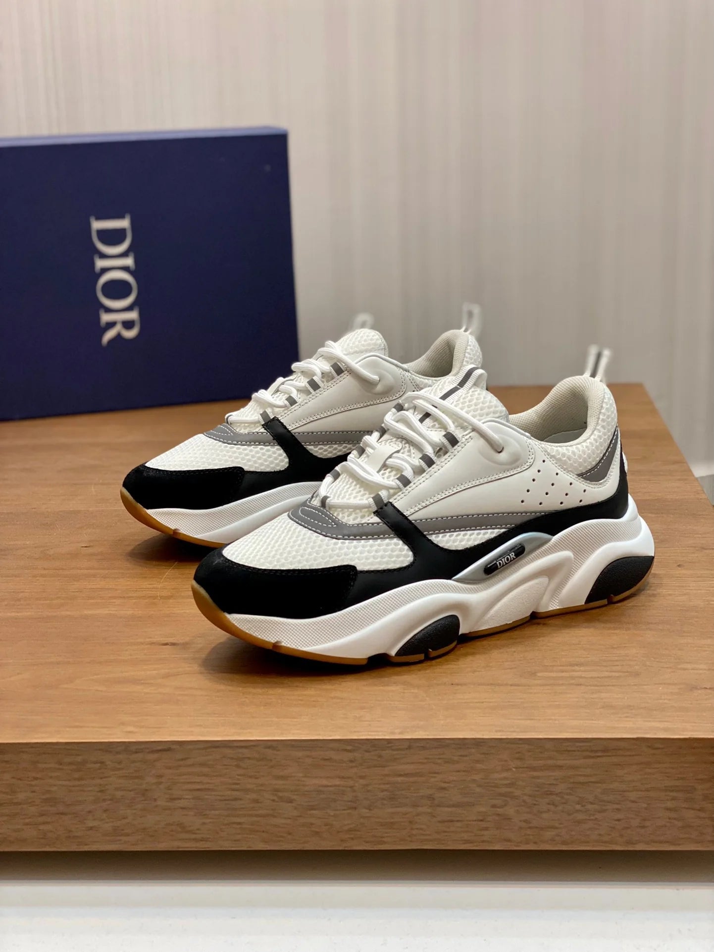 D*or B22 White black