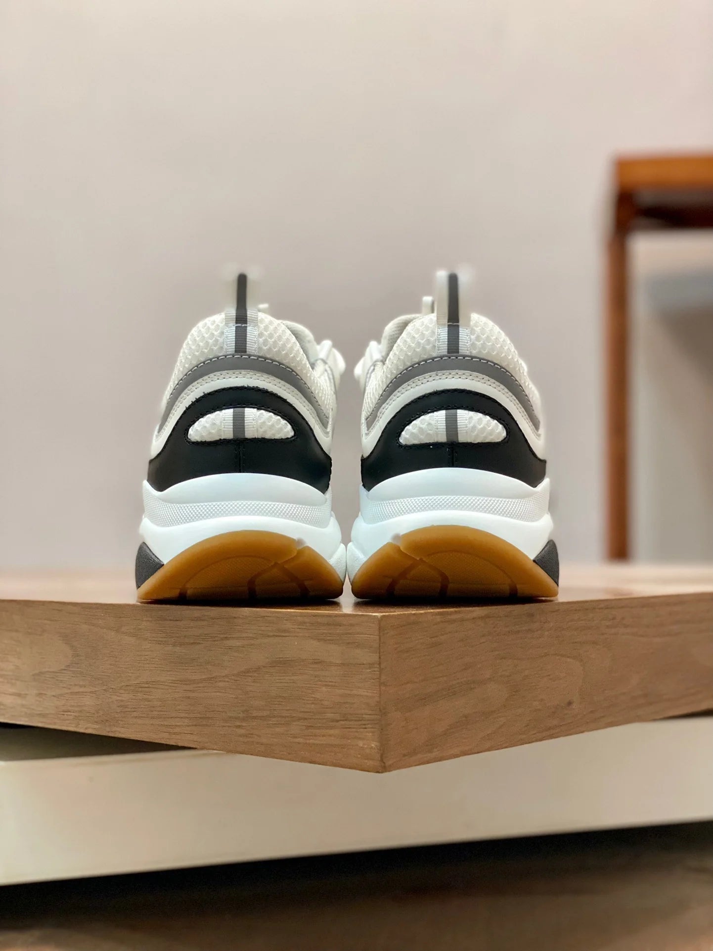 D*or B22 White black