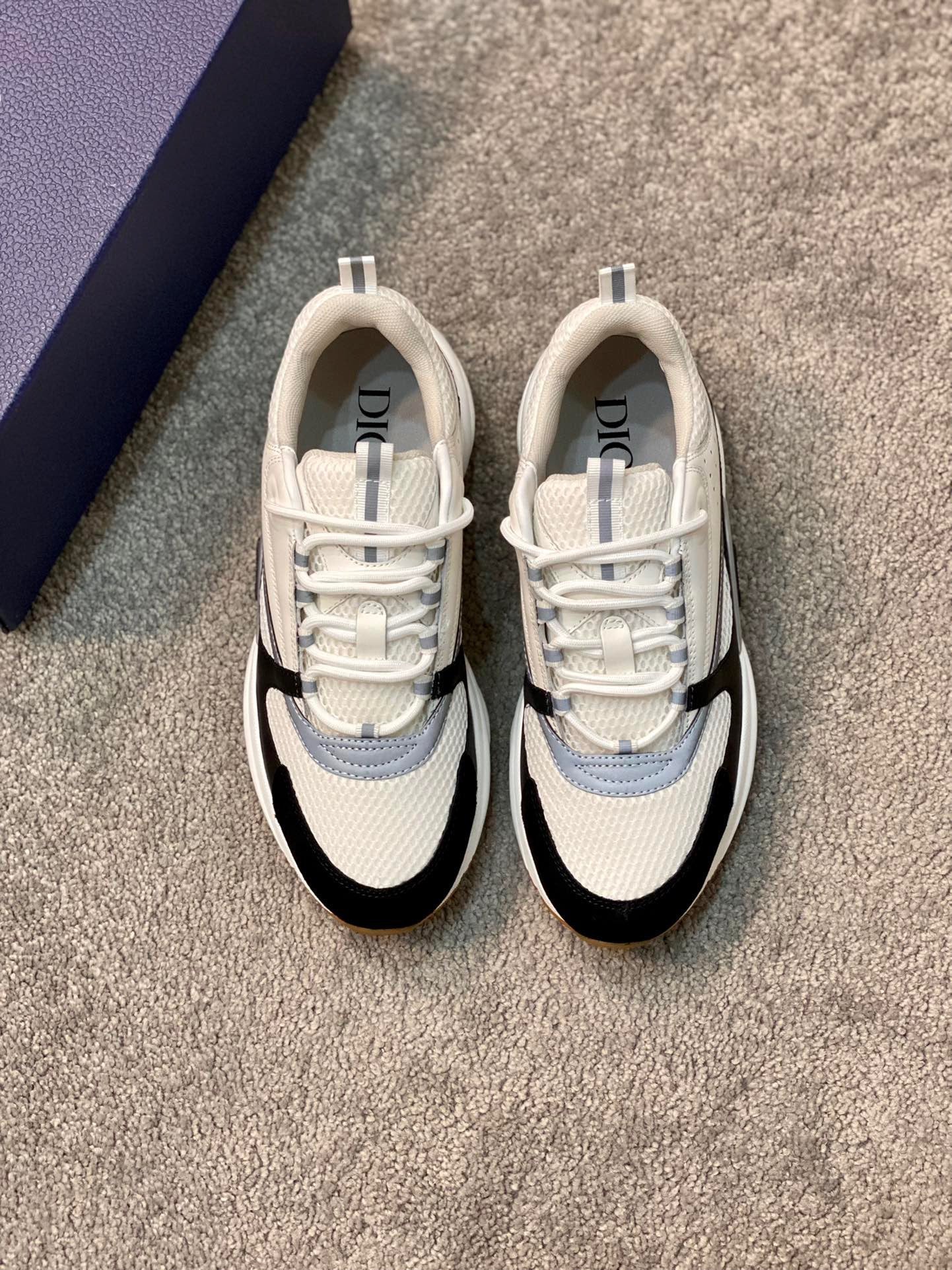 D*or B22 White black